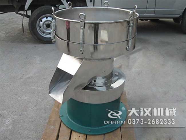 涂料振動(dòng)篩由：框體，振動(dòng)斗，出料口，振動(dòng)電機(jī)底座等部件組成