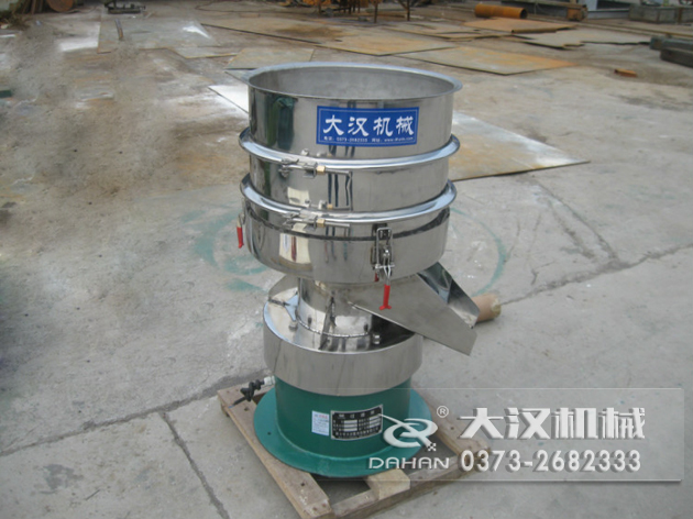 涂料過(guò)濾振動(dòng)篩：利用振動(dòng)電機(jī)的振動(dòng)力帶動(dòng)物料在篩網(wǎng)上進(jìn)行篩分，從而利用篩網(wǎng)孔徑的大小不同，完成涂料的分級(jí)，除雜等篩分目的。