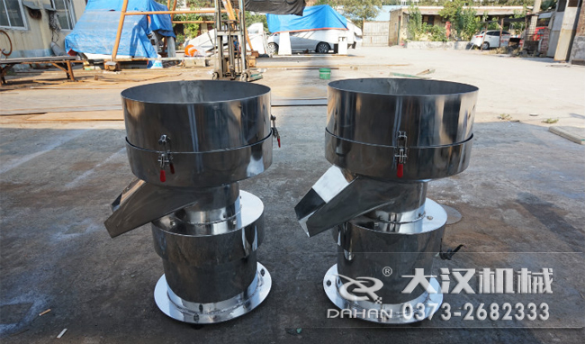 不銹鋼涂料振動(dòng)篩是一種比較受用戶歡迎的產(chǎn)品之一，主要優(yōu)勢(shì)耐酸堿，不生銹，使用壽命長(zhǎng)。