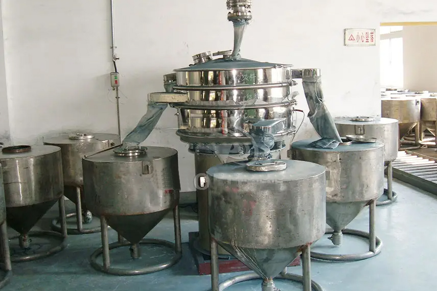 振蕩篩主要特點(diǎn)：換網(wǎng)容易，全封閉模式粉末不飛揚(yáng)，可連續(xù)作業(yè)