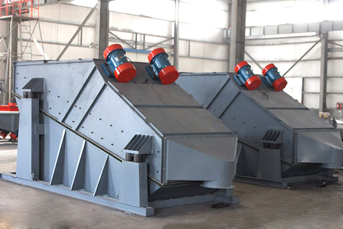 ZSG礦用振動(dòng)篩采用雙電機(jī)振動(dòng)，電機(jī)位置安裝在頂部，便于更好的傳遞振動(dòng)力。