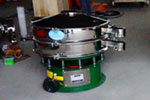 800型單層三次元振動篩，產(chǎn)量可達800kg/h。