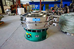 1200型三次元振動篩，產(chǎn)量可達2100kg/h。